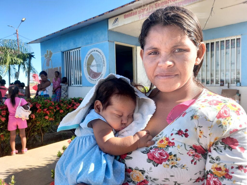 Ung kvinne med baby i Venezuela