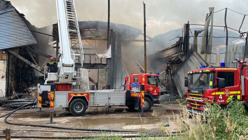 Brann i nødhjelpslageret til Caritas Spes i Lviv, Ukraina