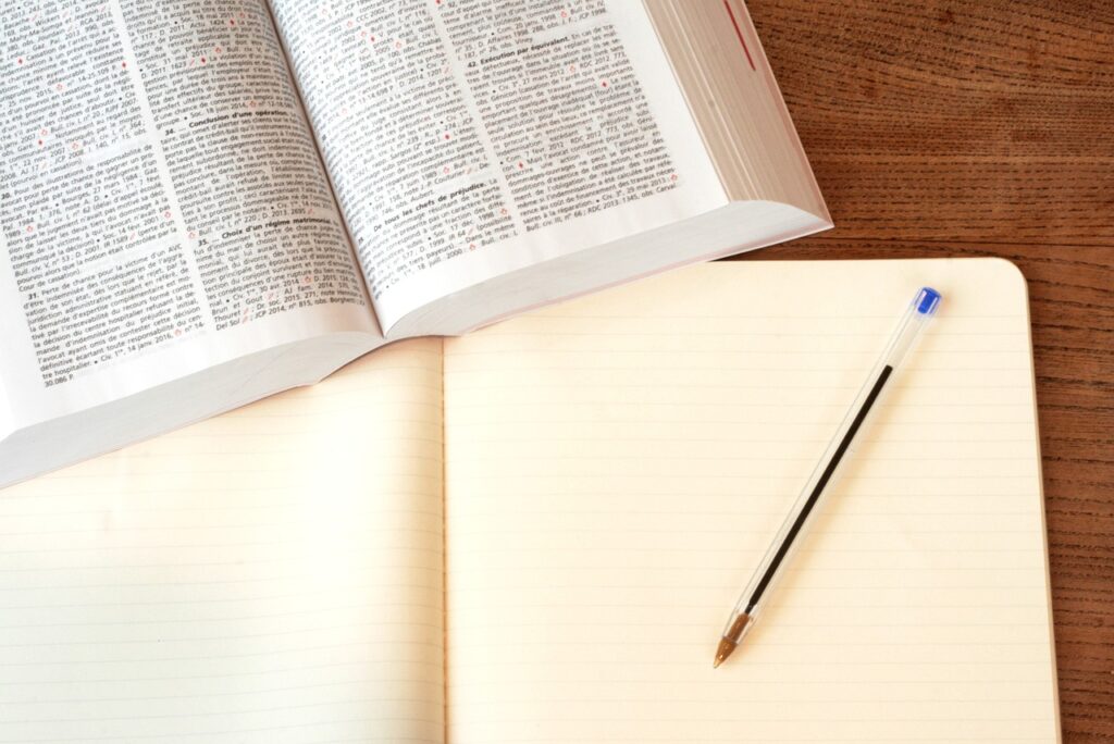 Åpen lovsamling, notatbok og en penn