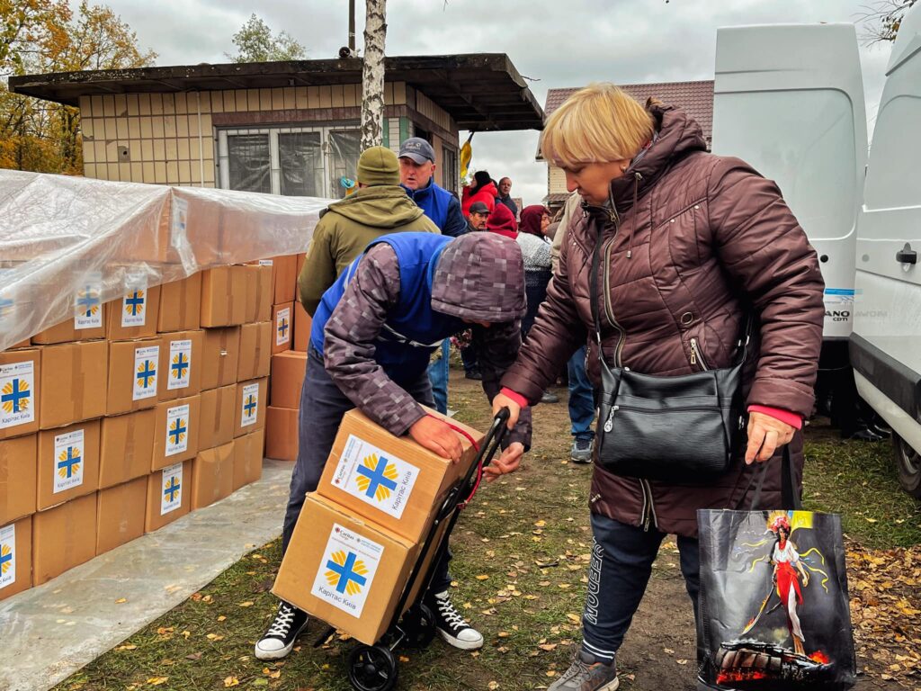 Dame henter esker med nødhjelp i Ukraina