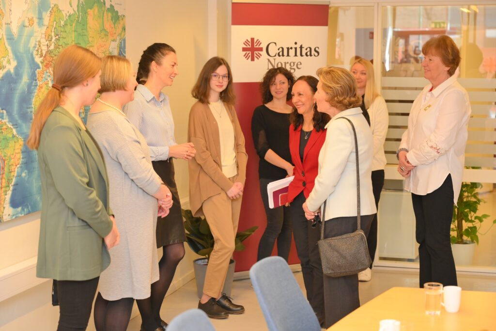 Dronning Sonja i møte med flyktninger fra Ukraina på Caritas Ressurssenter.