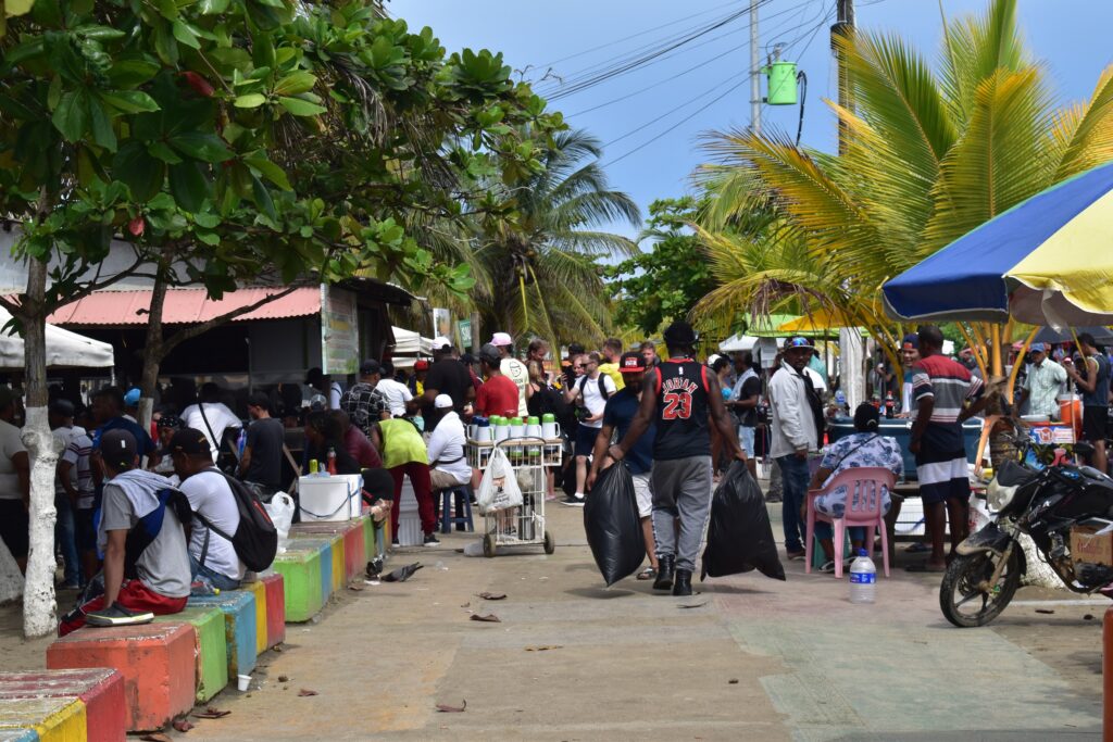 Migranter venter på å komme seg videre fra havneby i Colombia til Panama