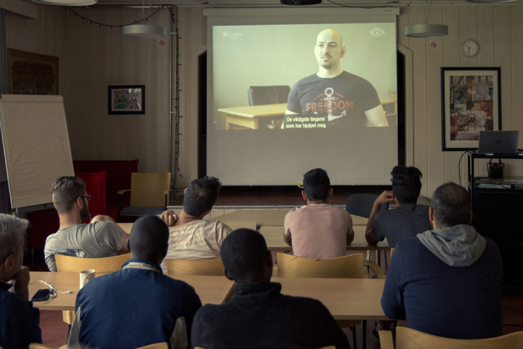Grupa nowo przybyłych osób ubiegających się o azyl dowiaduje się o życiu w Norwegii.