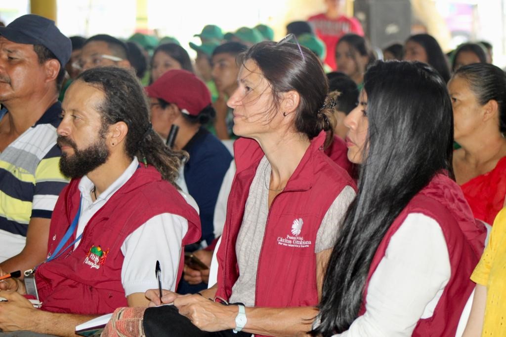 Representanter fra Caritas følger med på politikerdebatt i den lokale valgkampen i Colombia