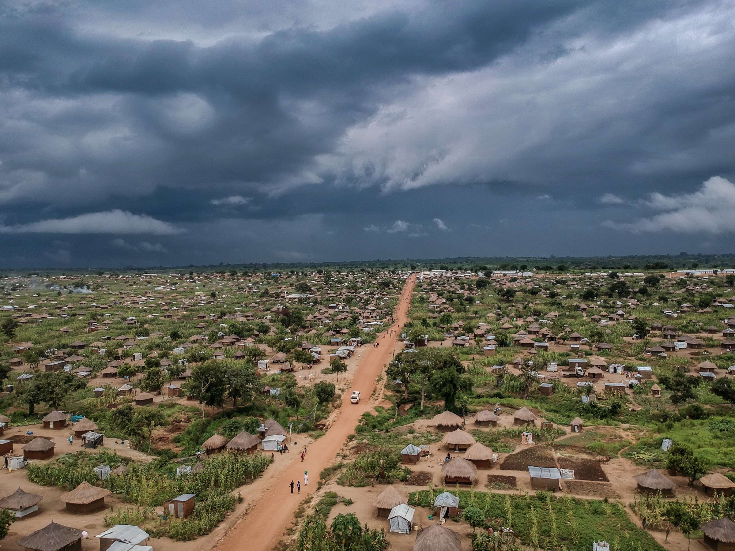 Mørke skyer over Bidibidi i Uganda, en av verdens største flyktningbosettinger