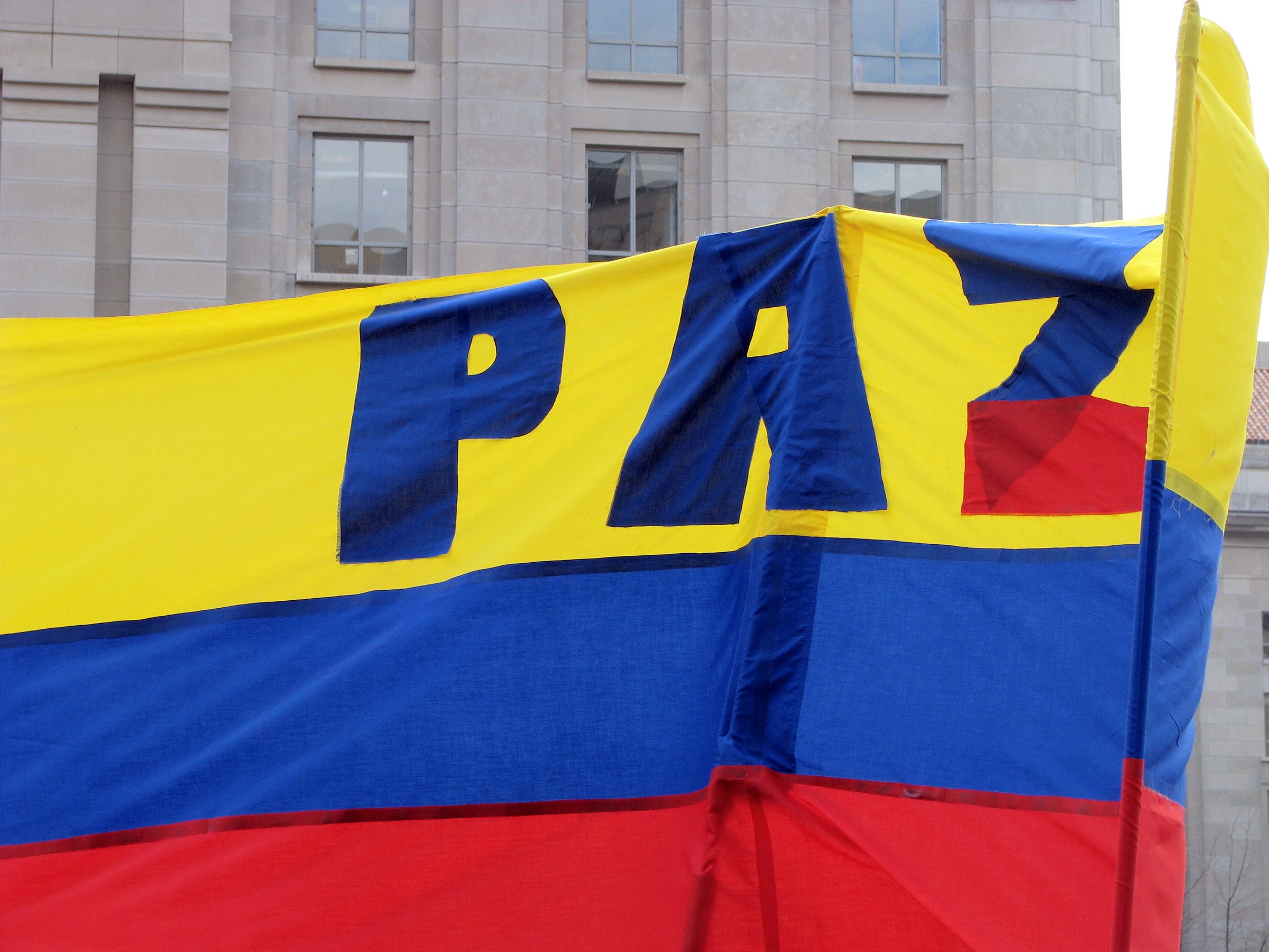 Colombiansk flagg med ordet PAZ på