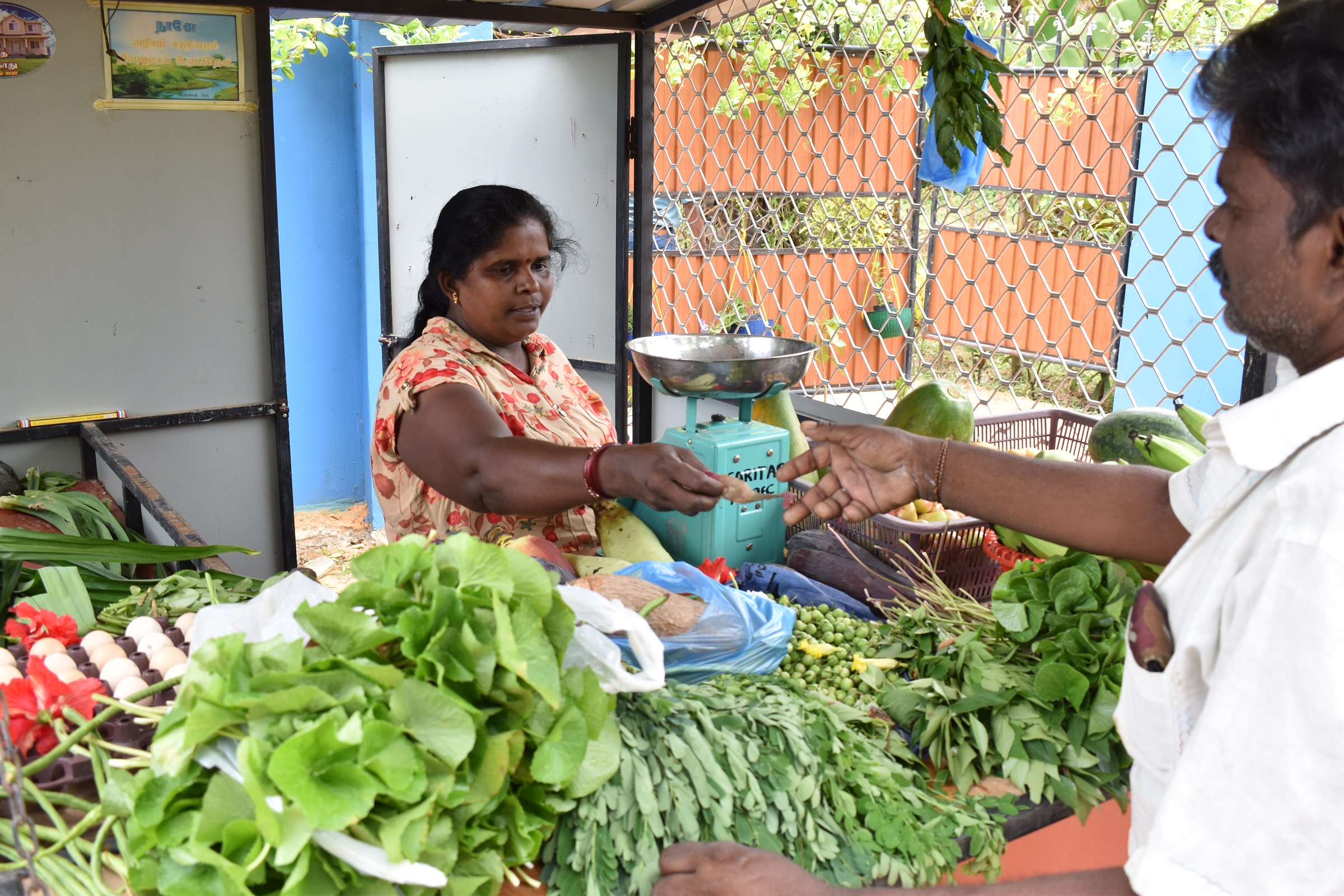 Kvinne selger grønnsaker på et marked på Sri Lanka.