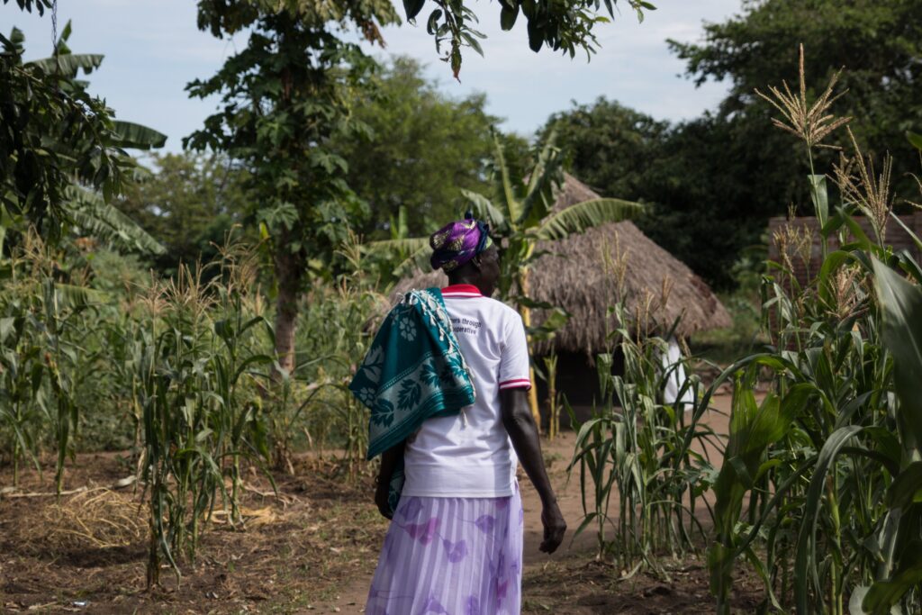 Småbonden Vetherina fra Uganda står i åkeren sin