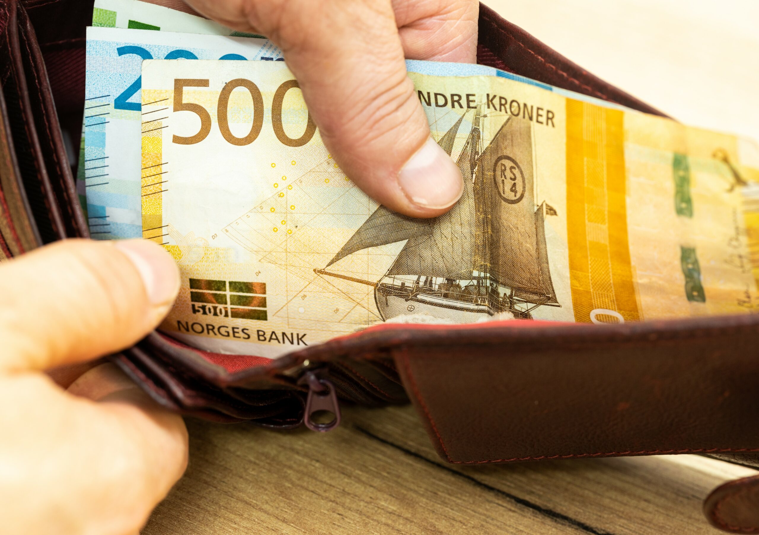 Billetera con billetes noruegos