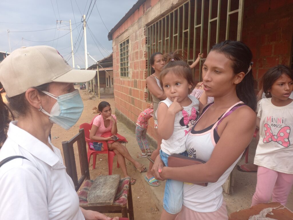 Generalsekretær Martha Skretteberg i Caritas Norge møte med ung mor og barn som har flyktet fra Venezuela til grensebyen Cúcuta i Colombia.