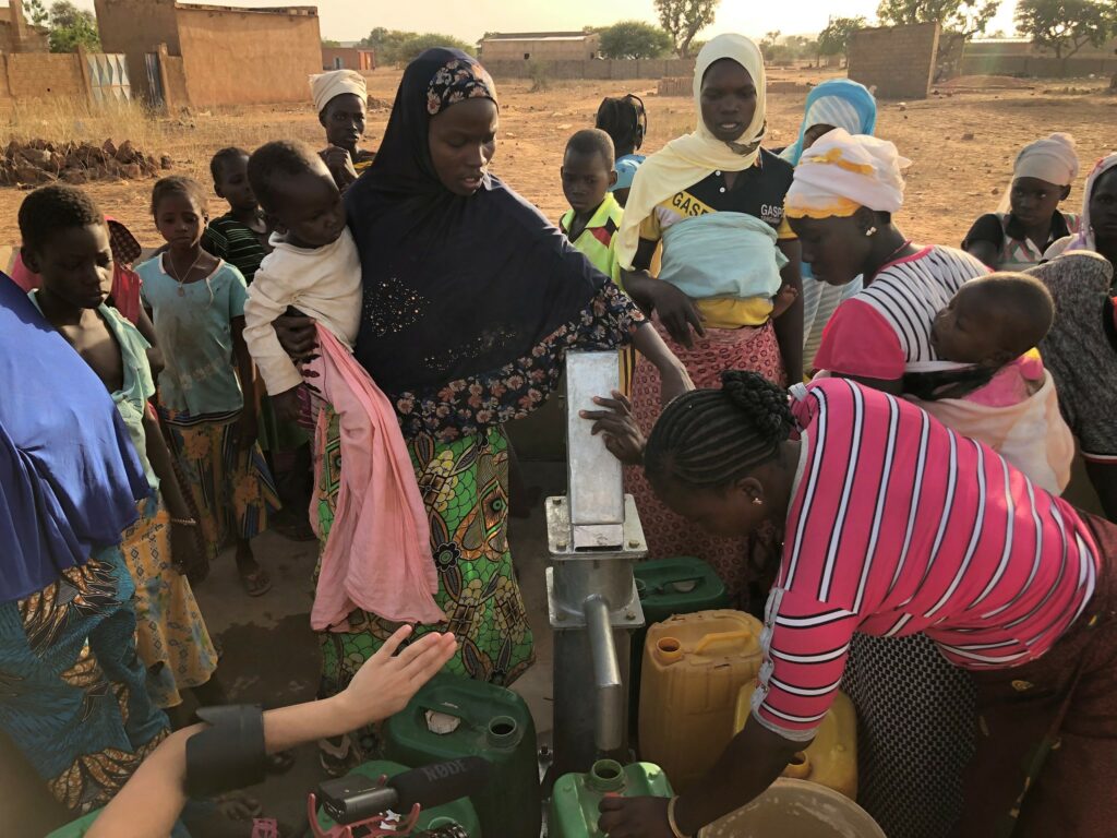Mali: Kvinner og barn henter vann fra en av pumpene som Caritas har bidratt med. 