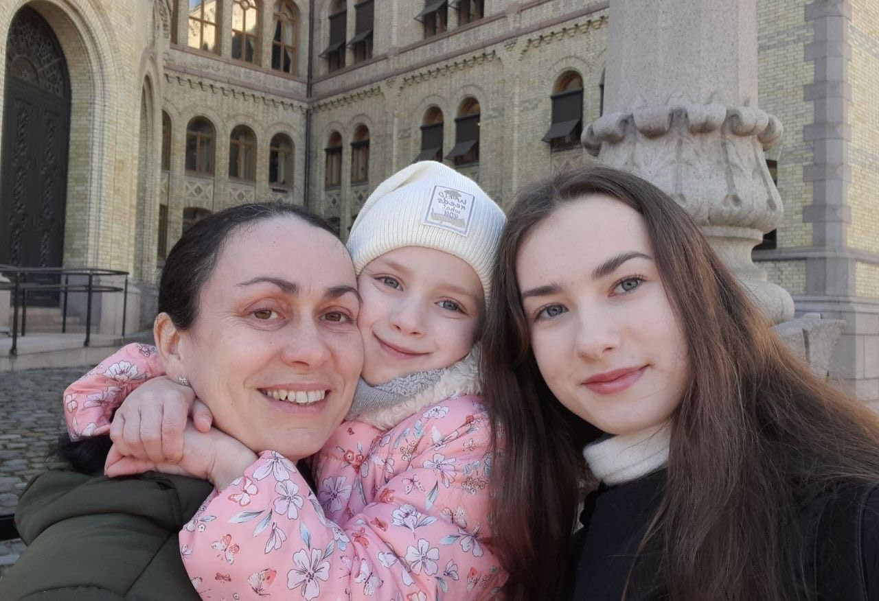 Ukrainske Natalia med døtrene Vika og Anya foran Stortinget i Oslo.