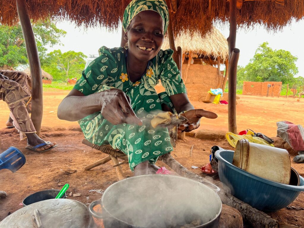 Kvinne lager middag til familien i Den sentralafrikanske republikk.