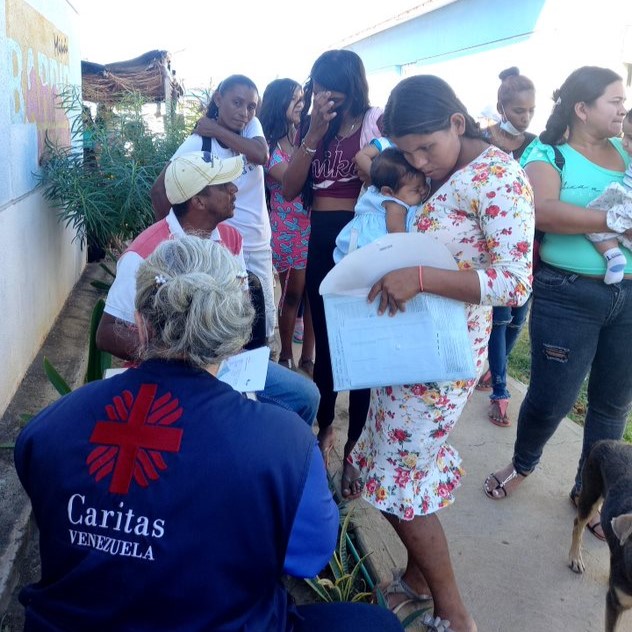 Ung mor mottar kontantstøtte fra Caritas Venezuela 
