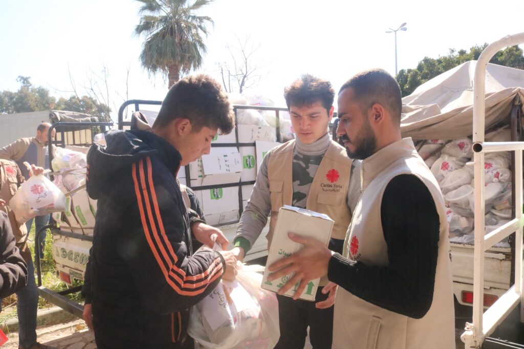 Hjelpearbeidere fra Caritas Syria deler ut nødhjelp til jordskjelvsofre