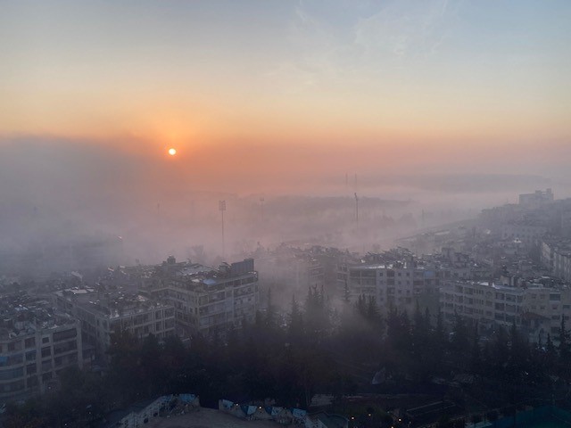 Niebla matinal sobre Alepo en Siria