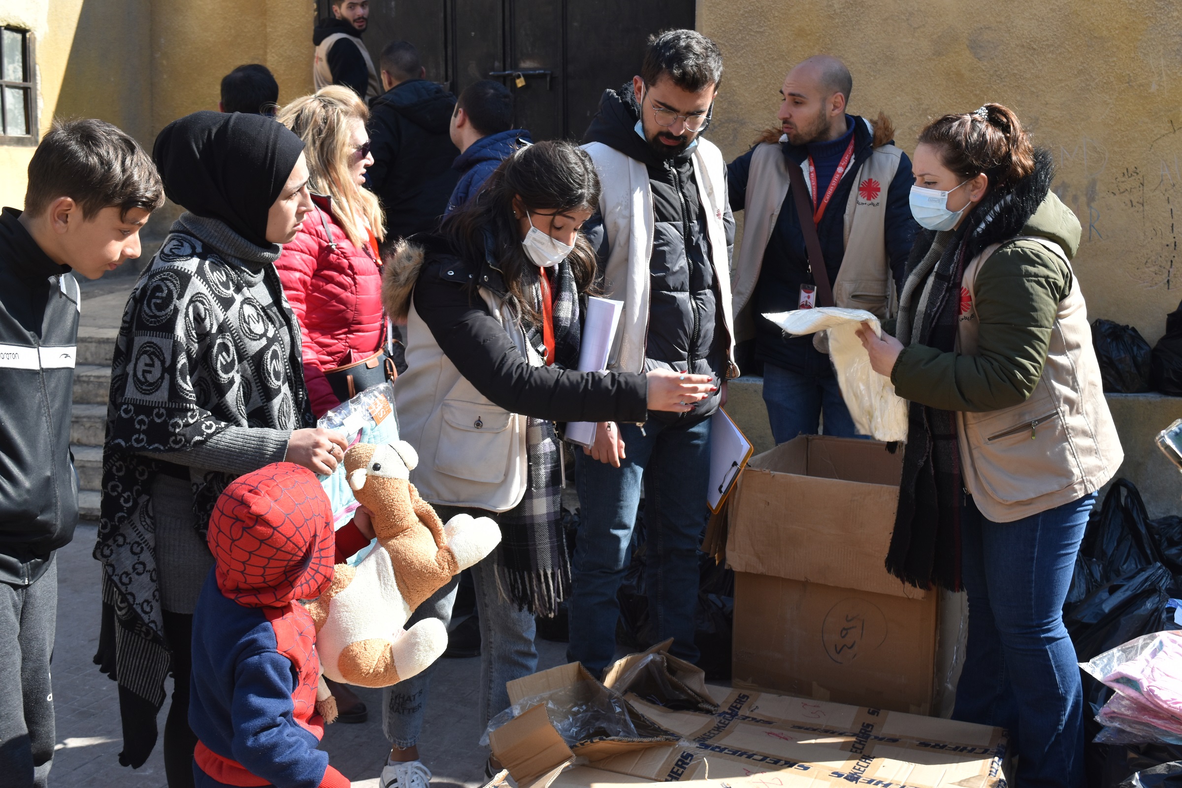 Pracownicy organizacji pomocowych z Caritas rozdają emergency response rodzinom w Aleppo.