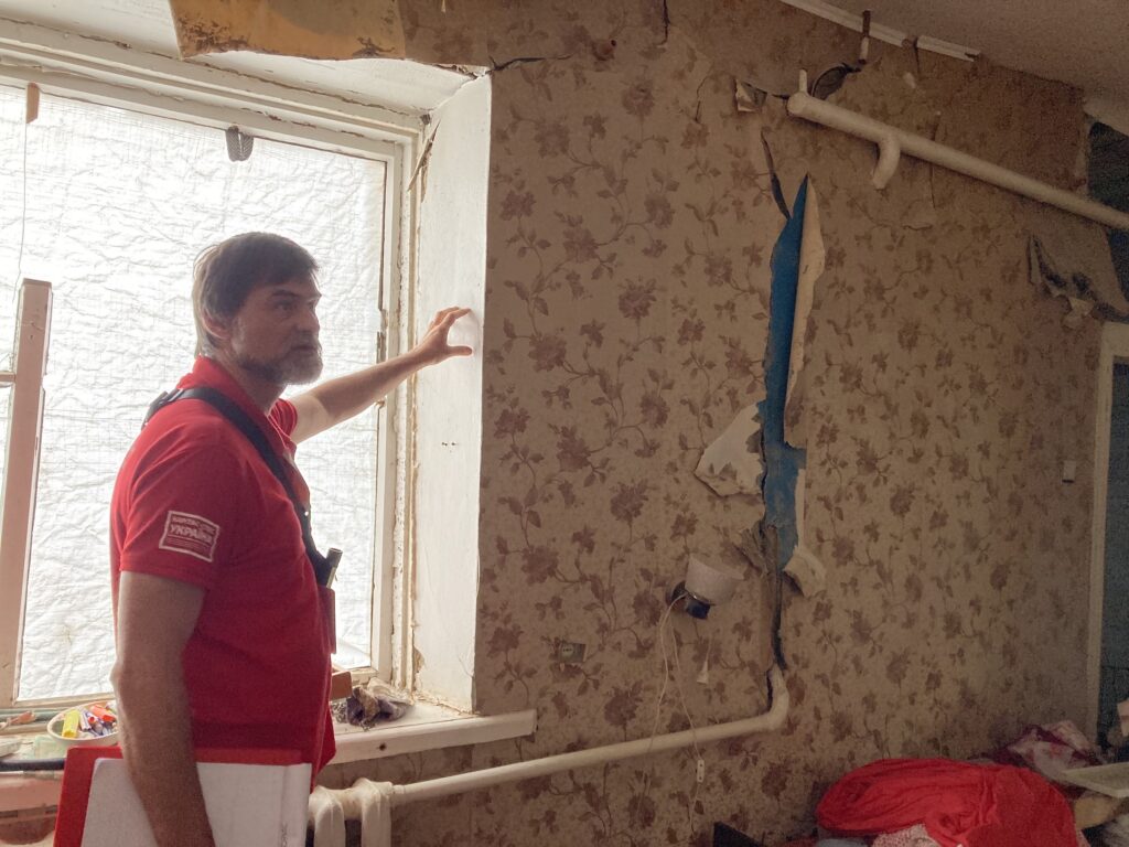 En av Caritas Spes sine ingeniører er på befaring i et hjem som  trenger nye vinduer