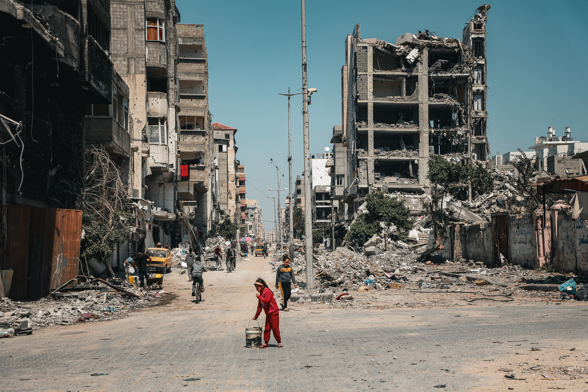 Widok z ulicy na zrujnowaną Gazę