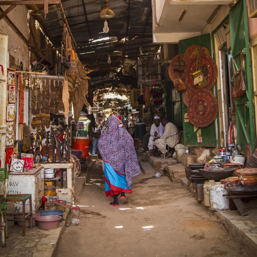 Person vandrer med ryggen til gjennom et marked i Khartoum, Sudan 