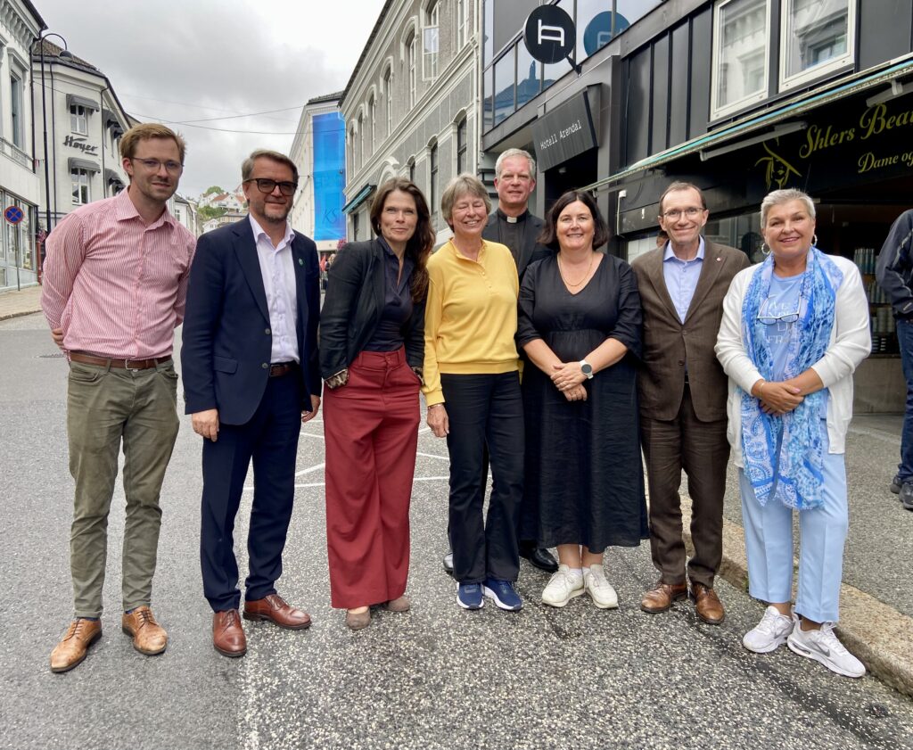 Fra venstre: Emil André Erstad (ordstyrer) Senaid Kobilica (Muslimsk Dialognettverk), Cecilie Hellestveit (folkerettsjurist), Hanne Sophie Greve (tidligere dommer i EMD), Sigur Markussen (katolsk sogneprest i Arendal), Ingrid Rosendorf Joys (generalsekretær i Caritas Norge), Espen Barth Eide (utenriksminister), Anne Sender (Det Mosaiske Trosamfund)