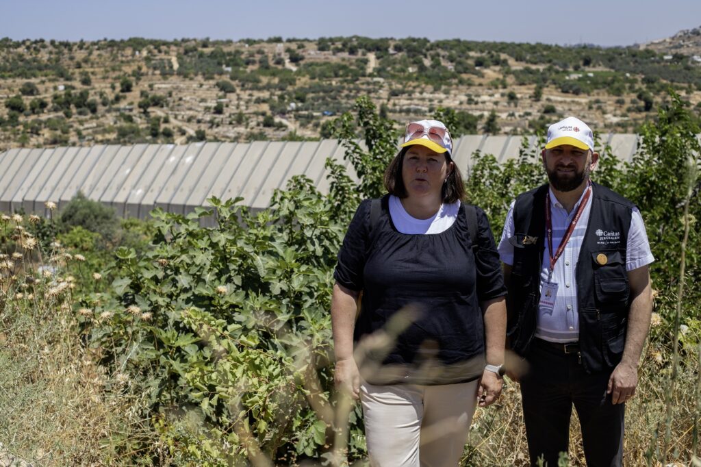 Caritas La Secretaria General de Noruega, Ingrid R. Caritas Alegrías en Cisjordania junto con el Secretario General de Jerusalén, Anton Asfar