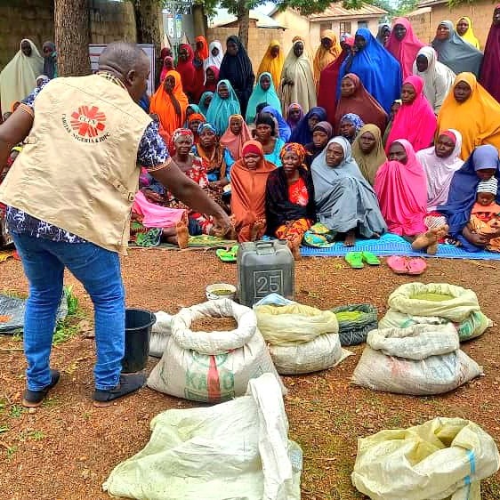 Mujeres en un curso de seguridad alimentaria en Borno organizado por Caritas