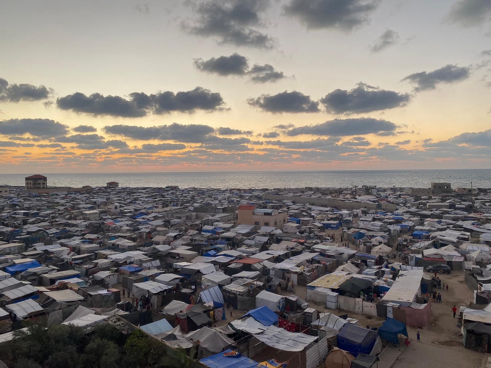 Vista de un campo de tiendas de campaña para desplazados internos en Gaza