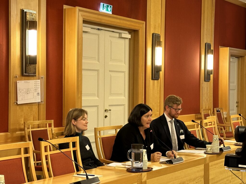 Jurist i Caritas sitt rettshjelpsteam Maria Reiten Hindahl og generalsekretær Ingrid Rosendorf Joys på Stortinget i høring om statsbudsjettet torsdag 17. oktober. Foto: H. Nundal/Caritas Norge