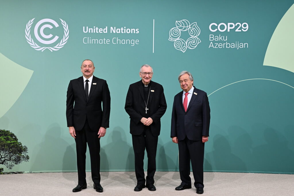 President for republikken Aserbajdsjan, H.E. Kardinal Pietro Parolin, utenriksminister i Vatikanet, og H.E. António Guterres, FNs generalsekretær under FNs klimakonferanse COP29 i Baku. (Foto: COP29)