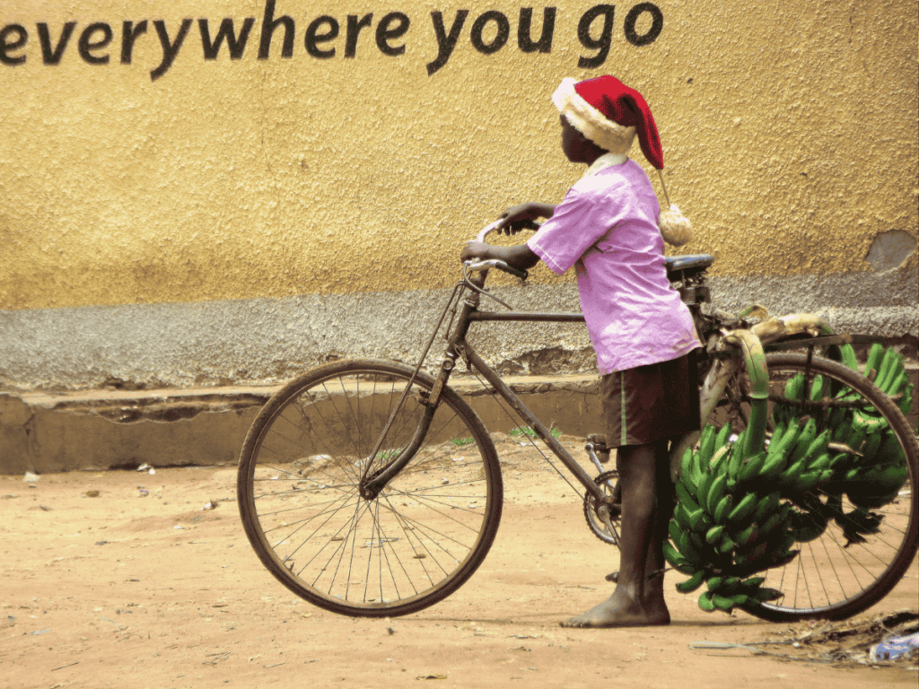 Illustrasjonsfoto: Ung gutt med nisselue og sykkel i Uganda