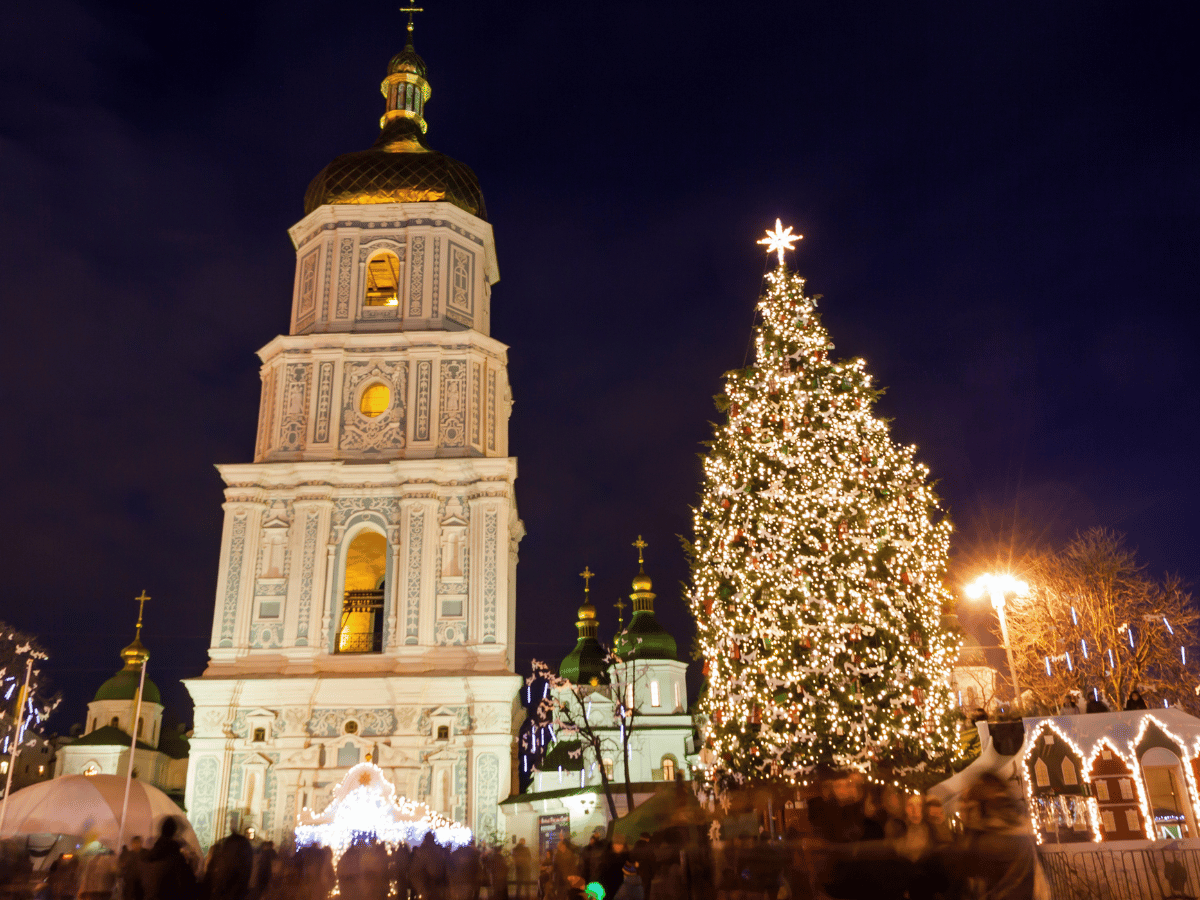 Lysende juletre ved Sofia katedralen i Kyiv  