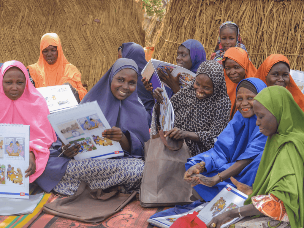 En gruppe gravide og ammende kvinner i Nigeria deltar på kurs i ernæring. 