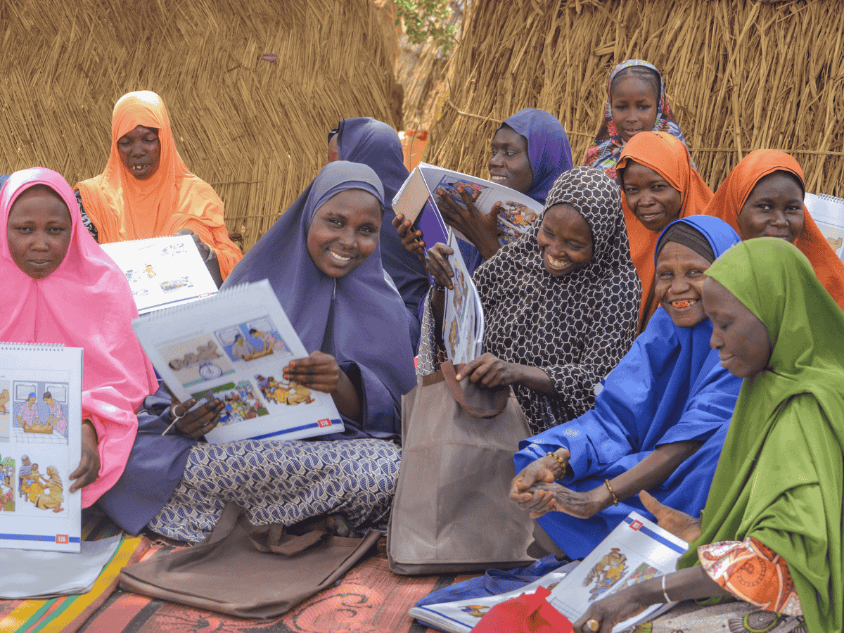 En gruppe gravide og ammende kvinner i Nigeria deltar på kurs i ernæring.