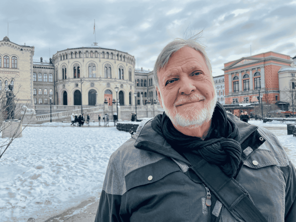Styreleder i Caritas Norge, Peter Kuran, foran Stortinget