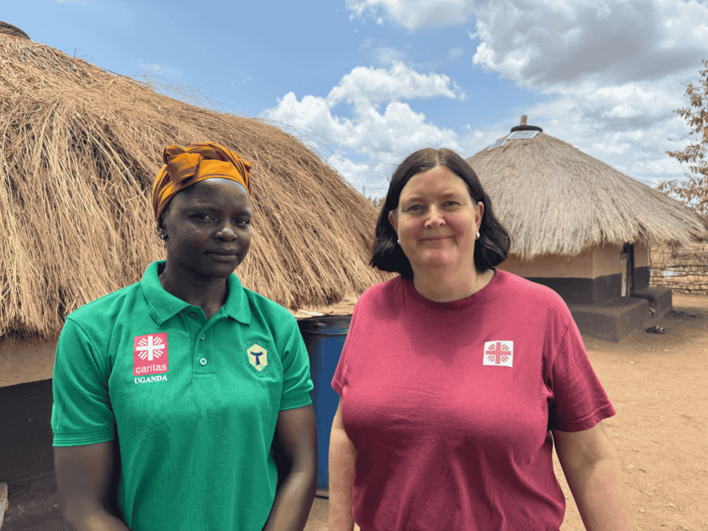 Rose John, flyktning fra Sør-Sudan, sammen med Caritas Norges generalsekretær Ingrid Rosendorf Joys i Uganda