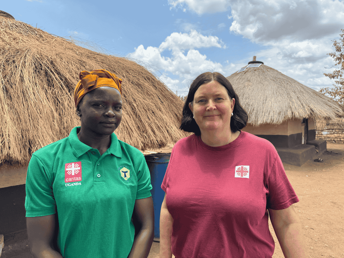 Rose John, flyktning fra Sør-Sudan, sammen med Caritas Norges generalsekretær Ingrid Rosendorf Joys i Uganda