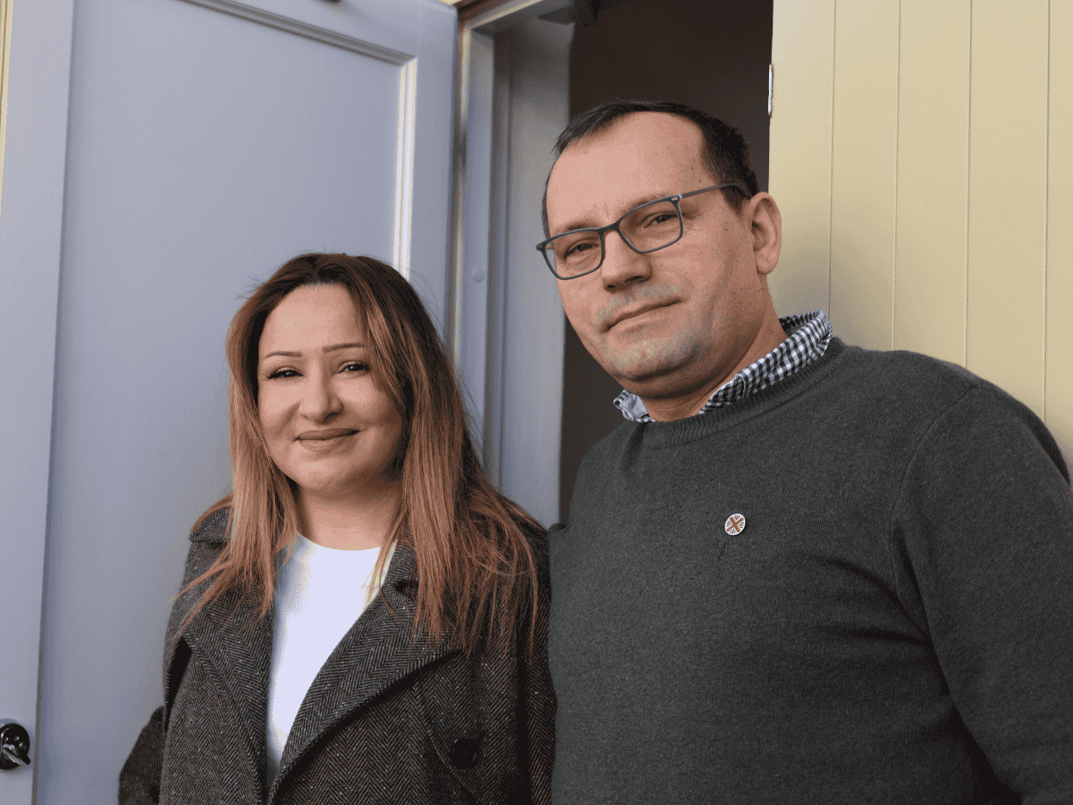 Ekteparet Ismahen og Krzysztof Szczepaniak er ildsjelene bak Caritas Ressurssenter i Sandefjord