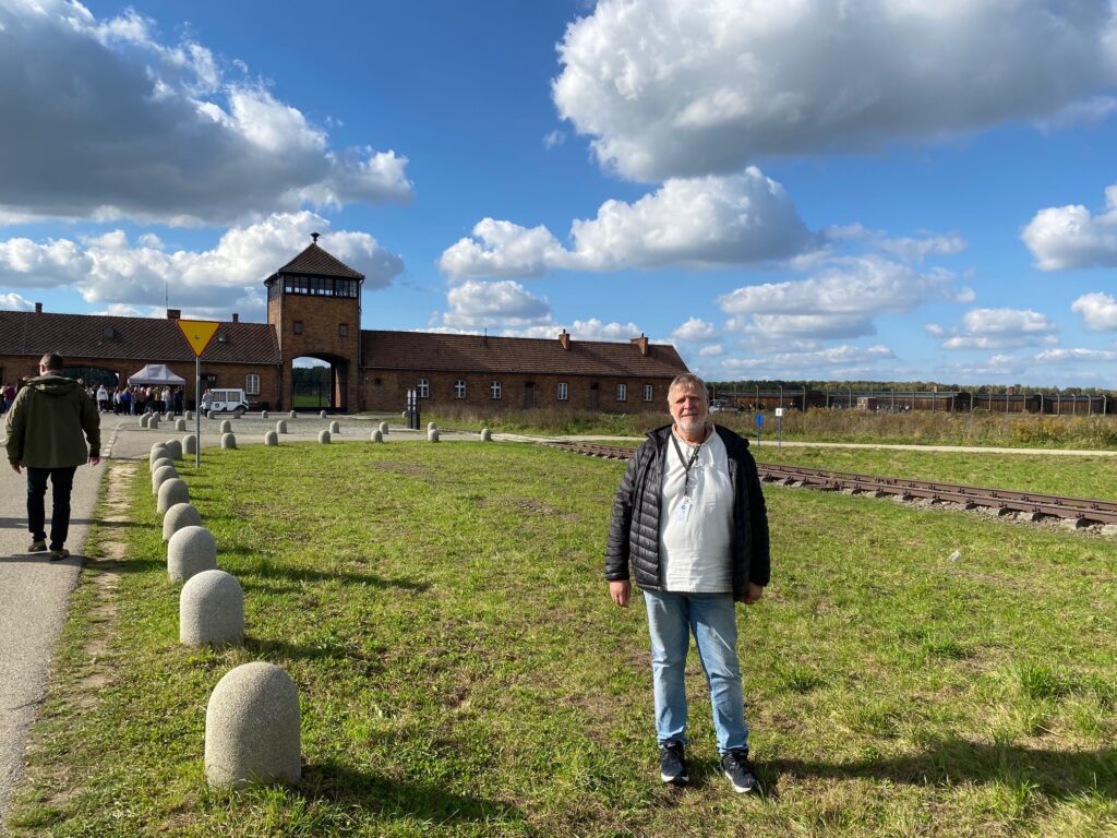 Peter Kuran foran Auschwitz