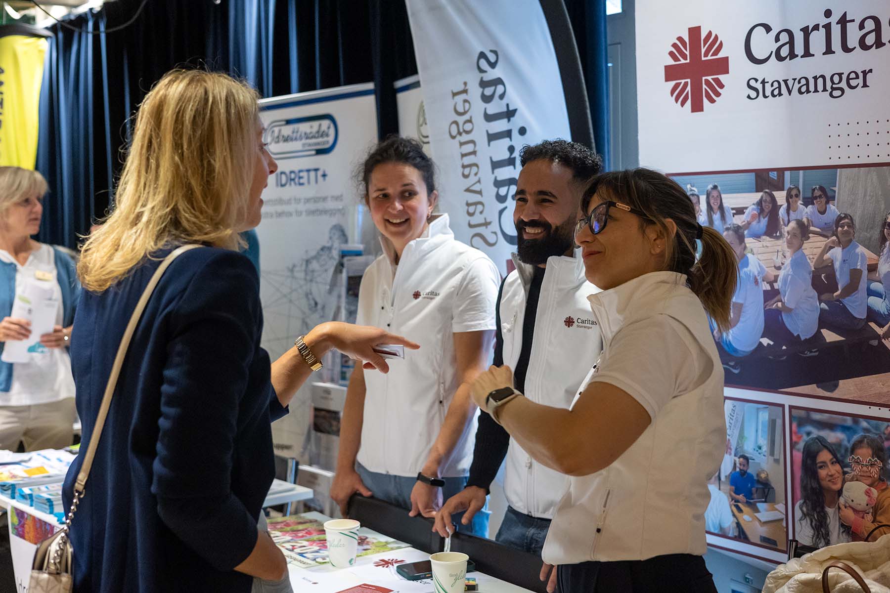 Frivillige i Caritas Stavanger på stand