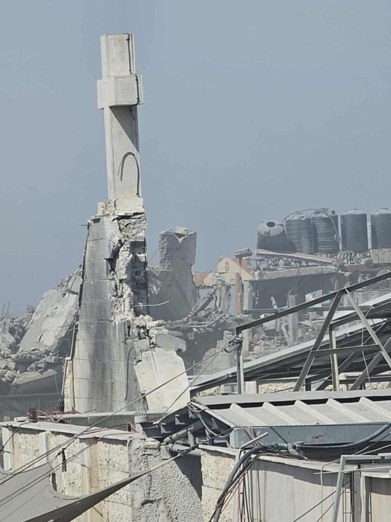 Ruinene av Caritas Jerusalems psykososiale senter og Den katolske kirke i Gaza.