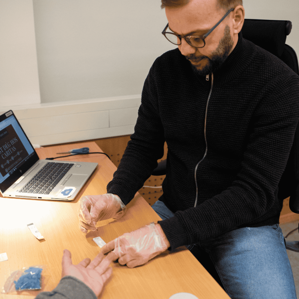 Person testes for hepatitt B på Caritas Ressurssenter
