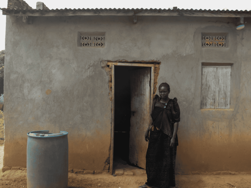 Namande Alice utenfor huset sitt i Uganda