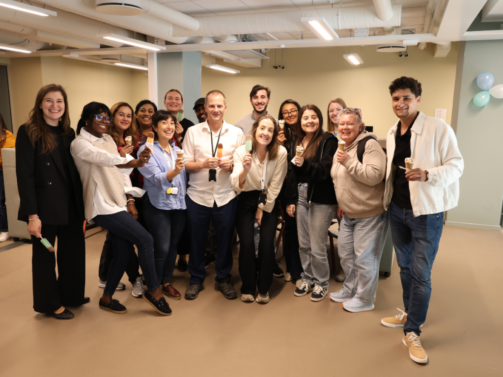 Erlend Falck sammen med frivillige og ansatte på Caritas Ressurssenter 