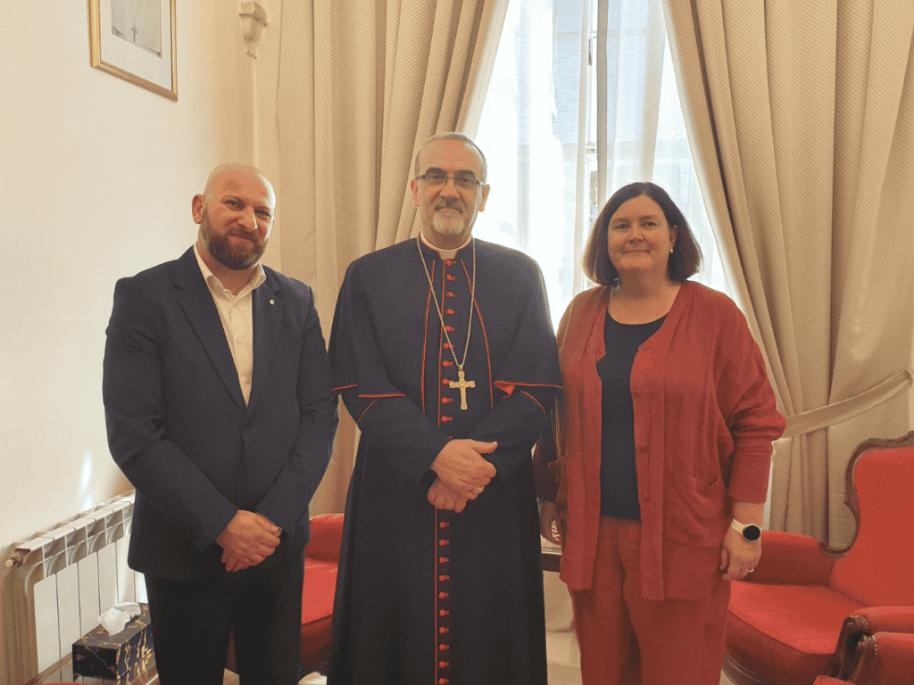 Anton Asfar, leder for Caritas Jerusalem, kardinal Pierbattista Pizzaballa og generalsekretær Ingrid Rosendorf Joys i Caritas Norge