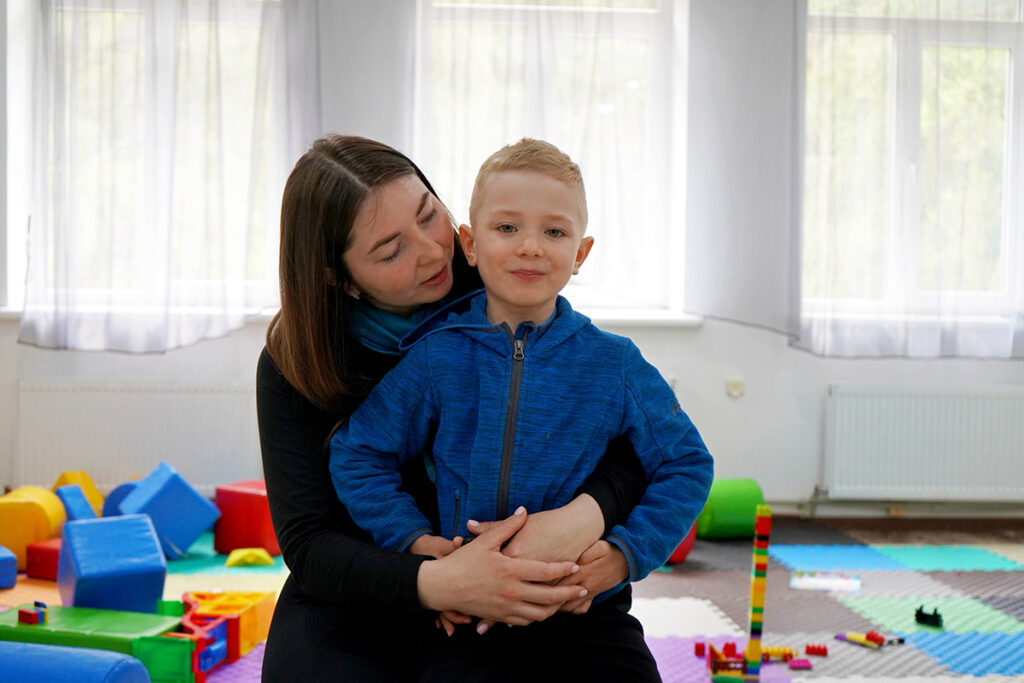 Inna og sønnen Pavlyk fra Ukraina sitter inne på et lekerom. De er på tur i fjellene for å få en pause fra krigen.