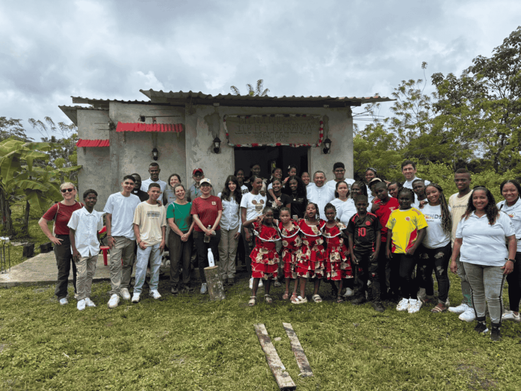 Representanter fra organisasjonen Esperanza y Fe, Caritas og den norske ambassaden i Colombia.