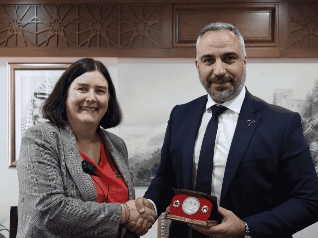 Ingrid Rosendorf Joys, generalsekretær i Caritas Norge, og Maher Canawati, ordfører i Betlehem