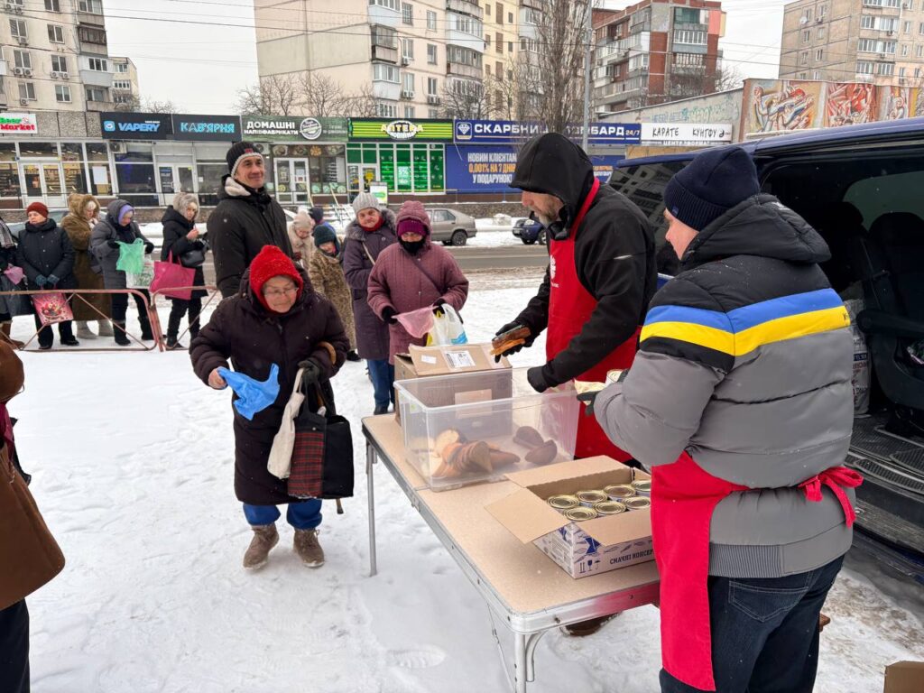 Frivillige i Caritas Spes Ukraina deler ut mat til sårbare mennesker i Kyiv. 