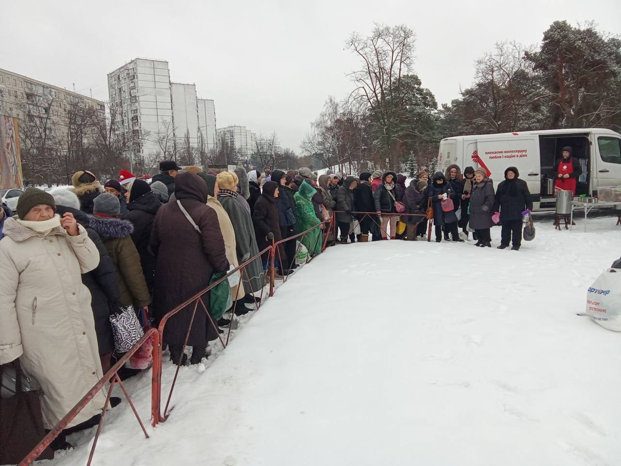 Folk i kø foran ett av Caritas sine suppekjøkken i Kyiv